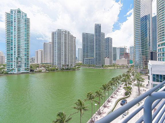3rd image of 325 Biscayne Blvd #821