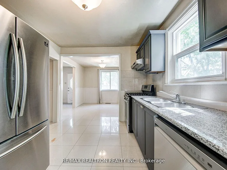24 Highland Park Blvd — Photo 5