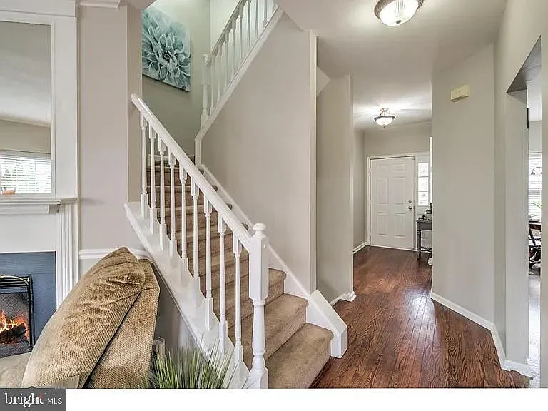 216 Waverly Ct — Photo 4