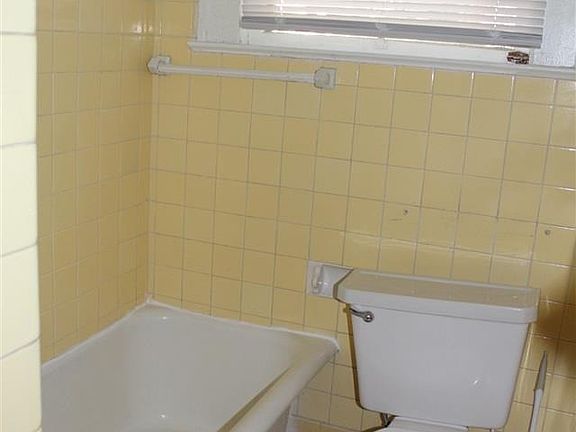 5th image of 318 NE 2nd Ave APT 1