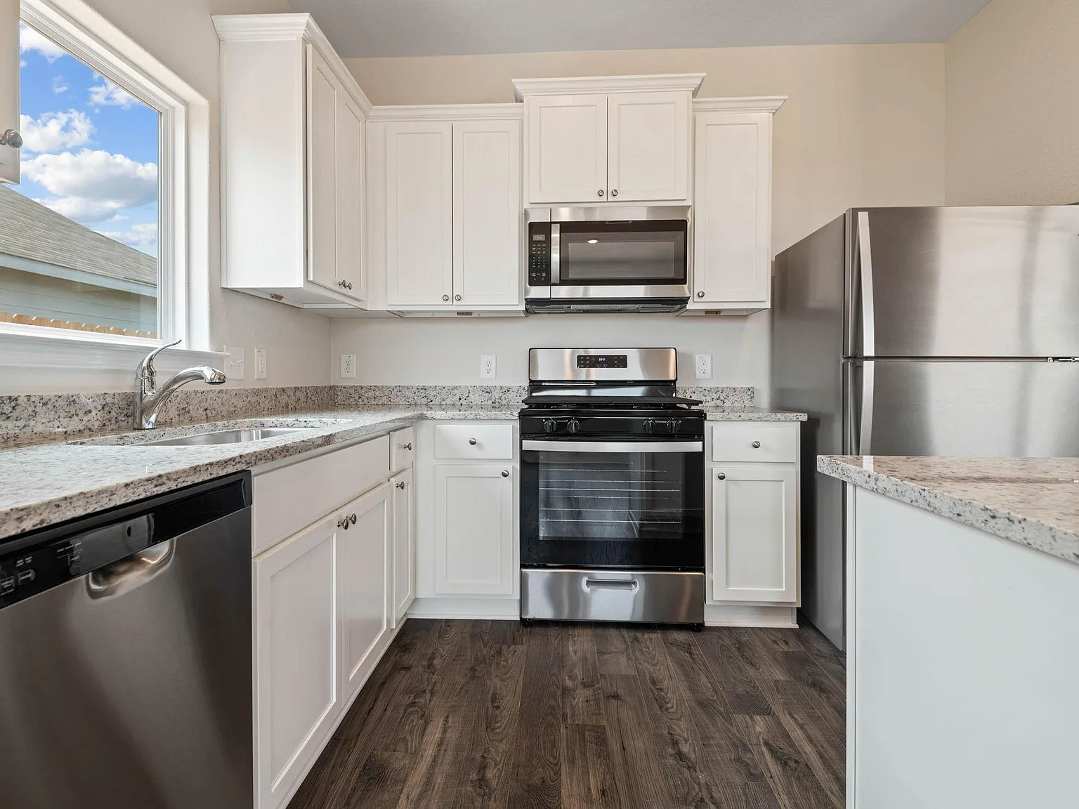 3 bed, 2.0 bath, 1316 sqft, $2,195 — Photo 3