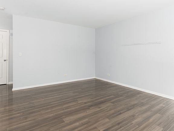 4th image of 112 Waterbury Cir