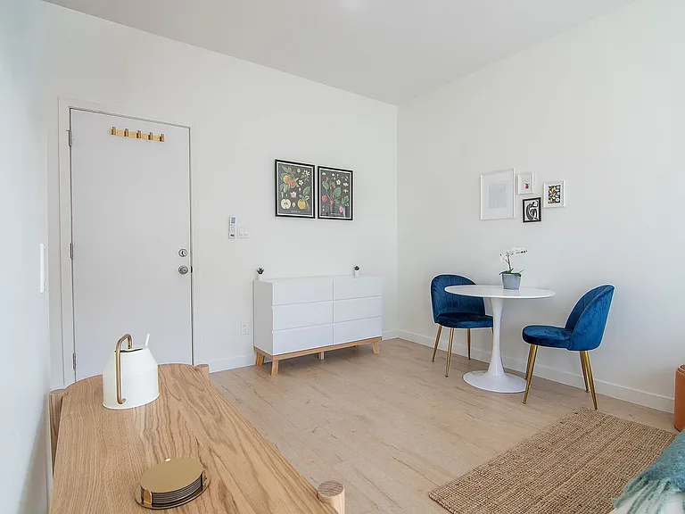 8th Street Studios Near Downtown Los Angeles Move-In Special — Photo 32