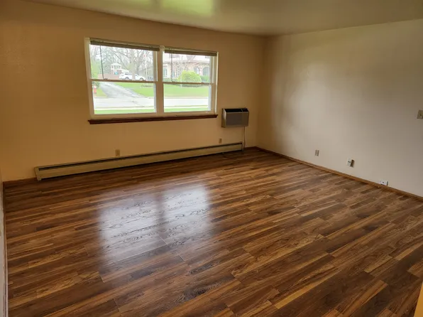 346 Hill St APT 6, Hartland, WI 53029