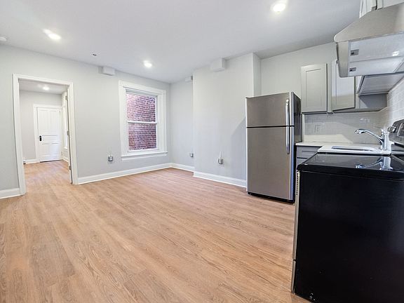 3rd image of 827-829 W Linden St #827-4