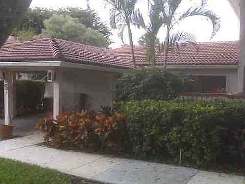 One level living with attached carport