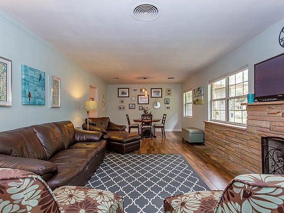 4th image of 1876 Oak Ln