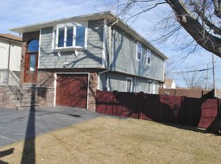 462 Deauville Pkwy, Lindenhurst, NY 11757