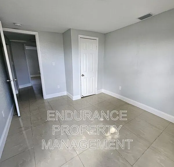 809 W 5th St — Photo 6