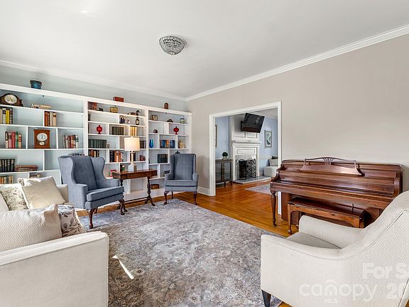 5th image of 1006 Chelsea Pl