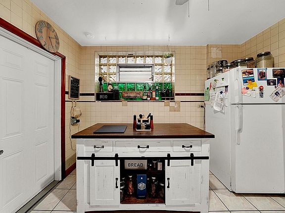 2nd image of 3638 Lombard Ave
