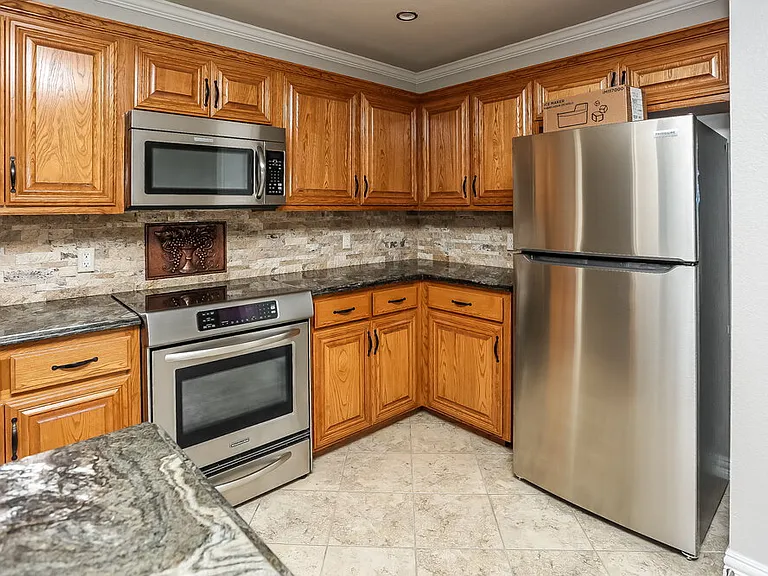 10921 Emerald Park Ln — Photo 7