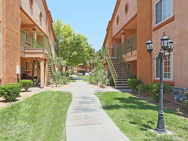 Mesa Verde Apartments — Photo 1