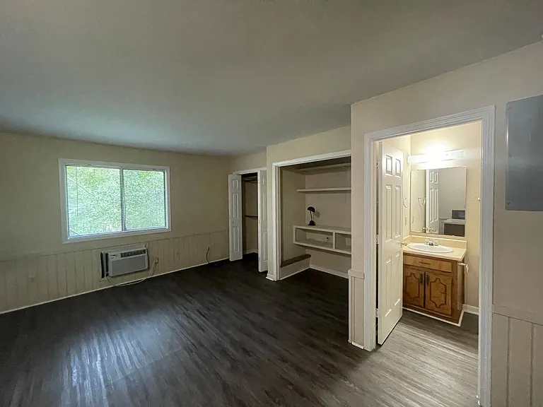 217 Cochran Rd — Photo 2
