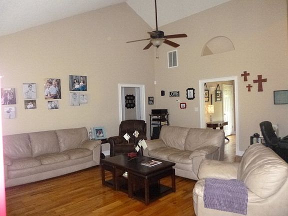 4th image of 105 Clegg Ct
