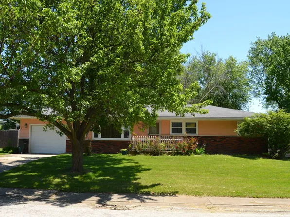 18 Holly Dr, Clinton, IL 61727