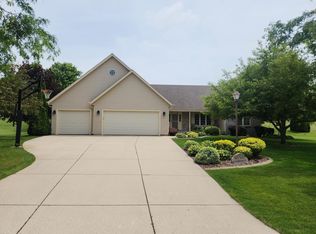 W172N10128 Woodbridge Ln, Germantown, WI