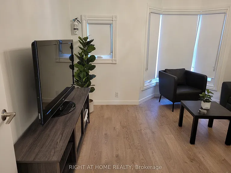 1054 Dufferin St #2 — Photo 3