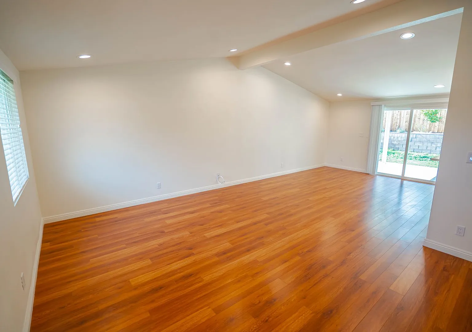 Single Story Home in Canyon Country! — Photo 2
