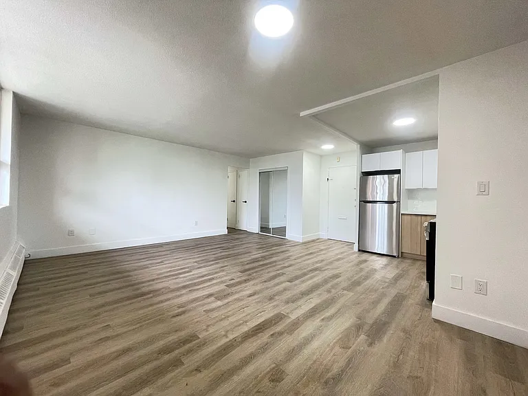 70 Paisley Blvd W — Photo 10