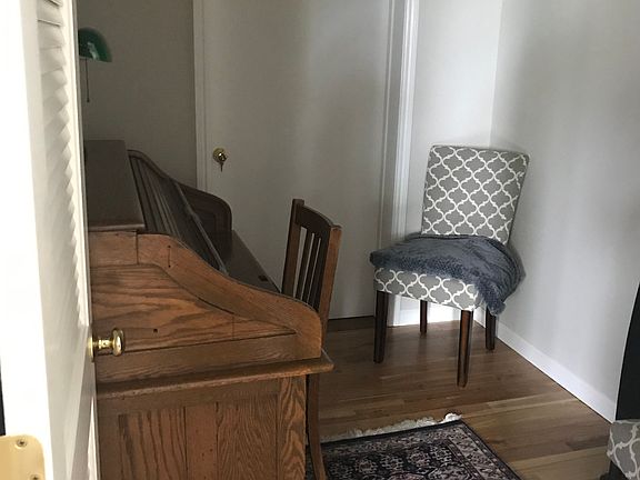 Separate room with desk. Can also be bedroom.