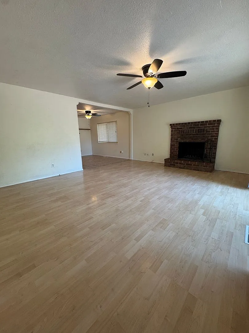Sizeable 3 Bed 2 Bath Home In The Starlight Subdivision — Photo 2