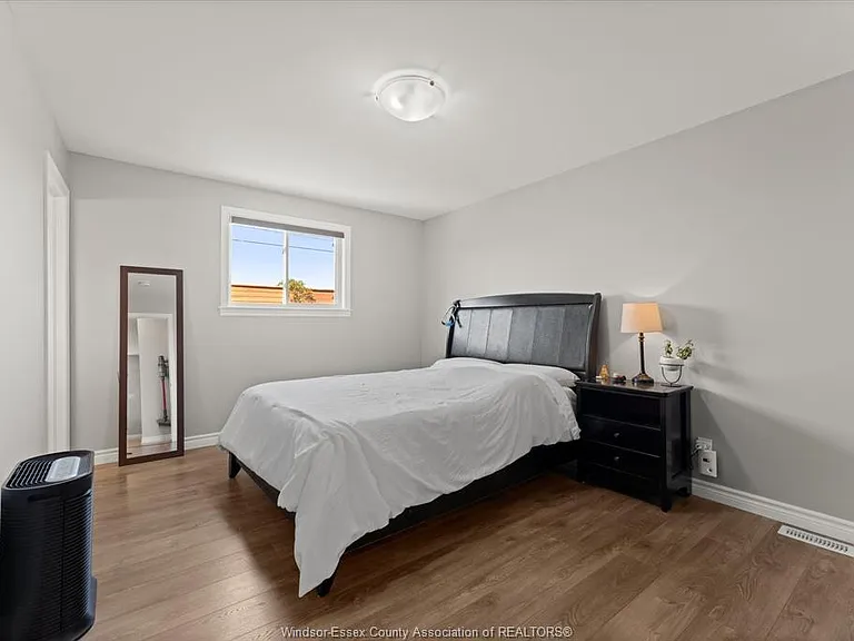 3185 Viola Cres — Photo 11