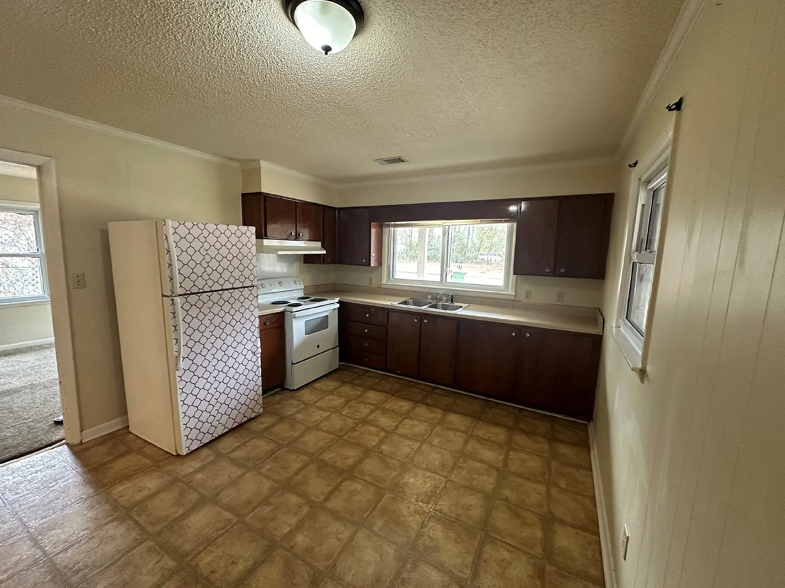 3 bed, 1.0 bath, 1025 sqft, $1,050 — Photo 4