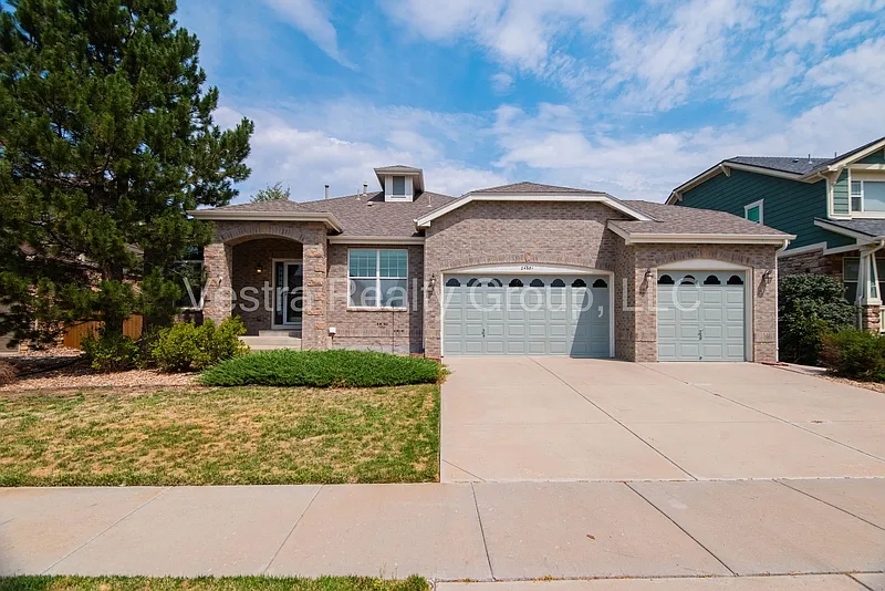 3 bed, 2.5 bath, 2325 sqft, $2,995 — Photo 2