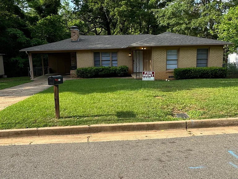 1601 Graham Dr — Photo 1