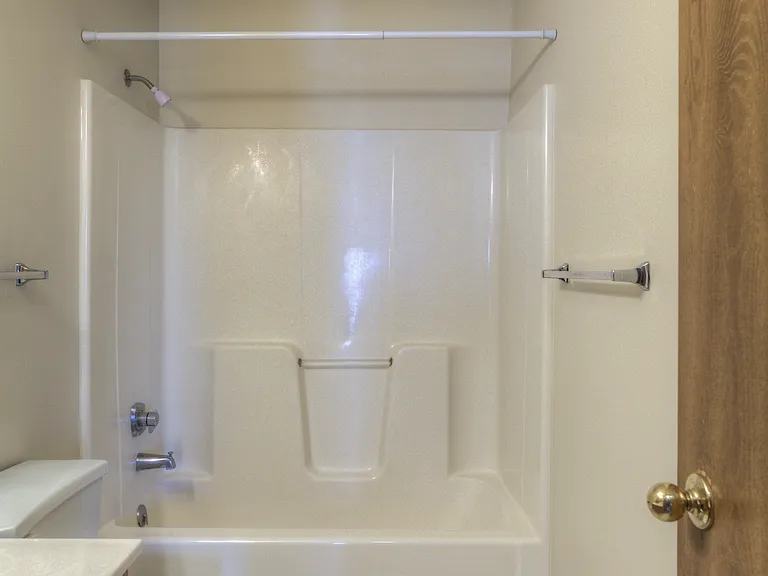 Full size bath at Huntington Apartments.