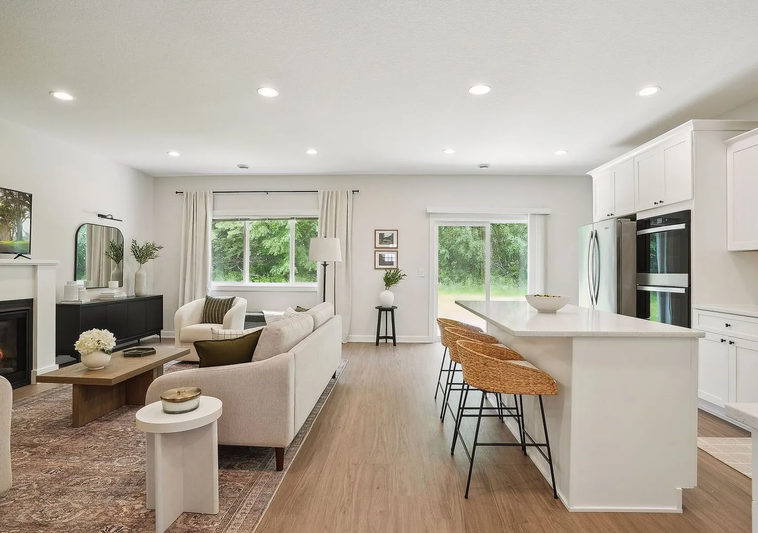 3 Bedroom Twin Home With Extras — Photo 2