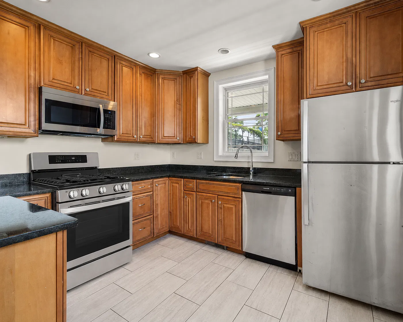 4 bed, 2.5 bath, 2398 sqft, $4,500 — Photo 4
