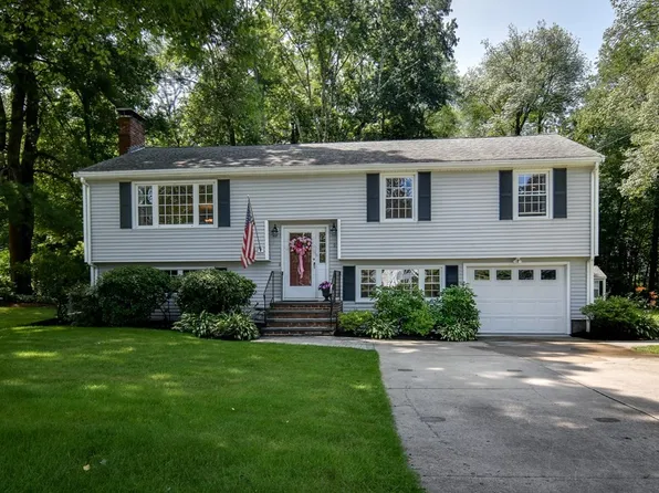 9 Longmeadow Rd, Medfield, MA 02052