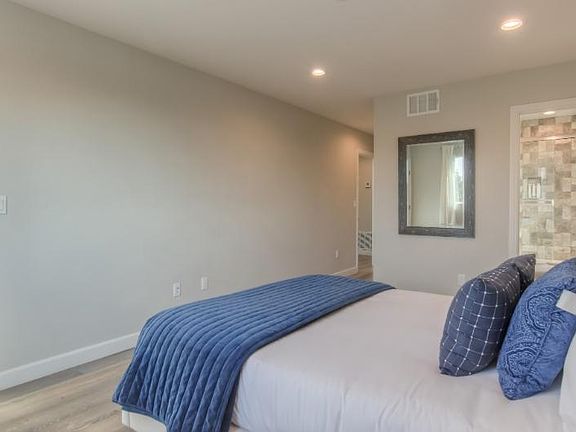 4th image of 1232 1/2 N Gower St