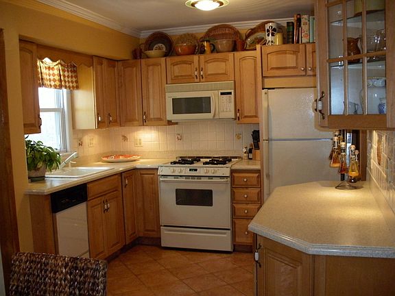 Bright EIK w corian counters,ceramic floors, custom honey oak cabinets & more
