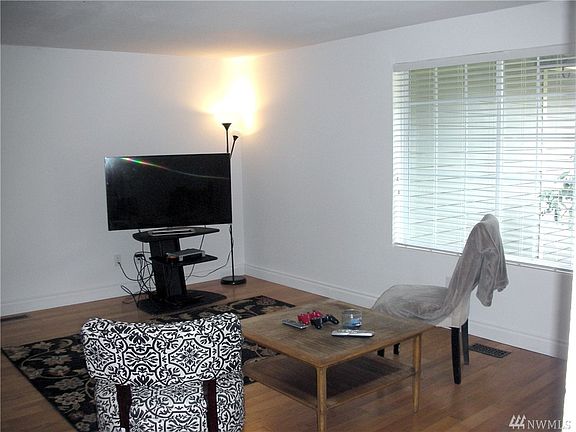 4th image of 915 S 240th Pl
