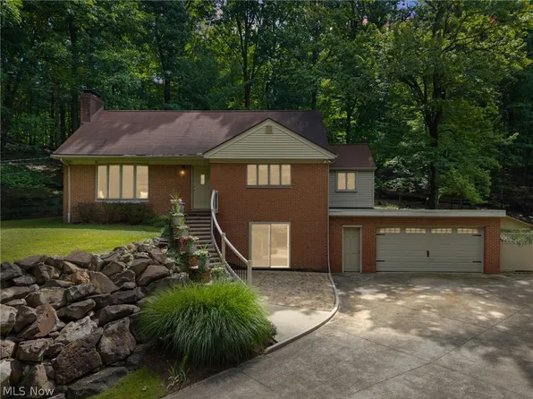 2675 W Ridgewood Dr, Parma, OH 44134
