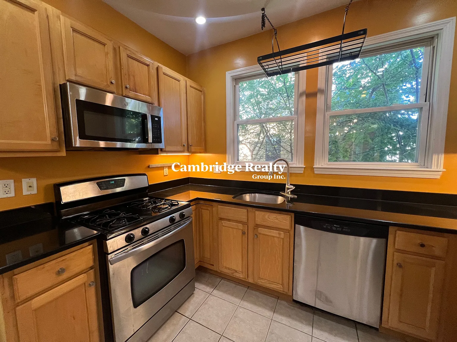3 bed, 1.0 bath, 1200 sqft, $3,700 — Photo 3