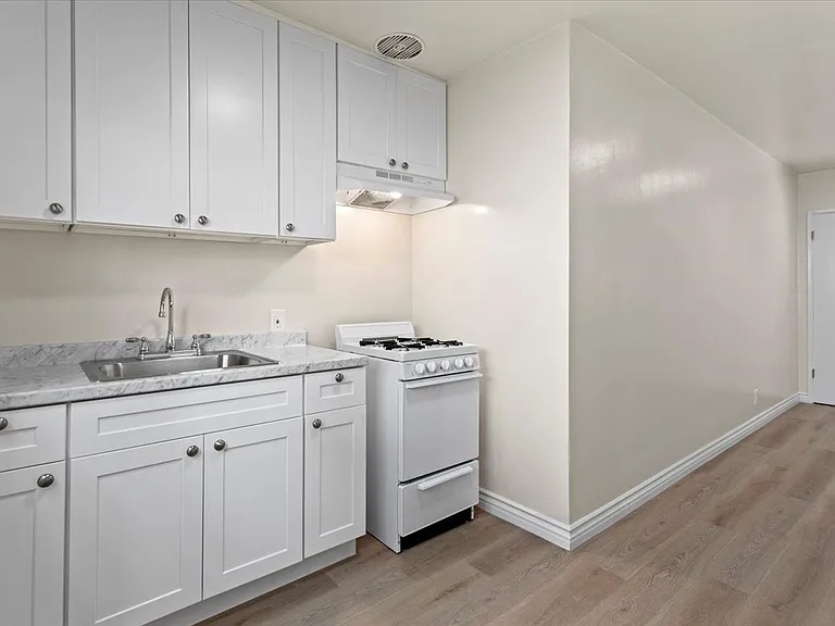 908 N San Vicente Blvd #3 — Photo 7