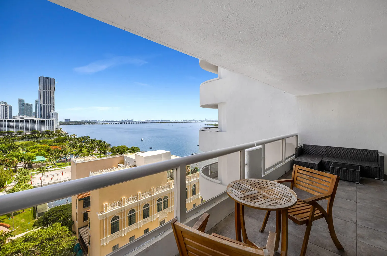 1 bed, 1.0 bath, 1065 sqft, $3,594 — Photo 4