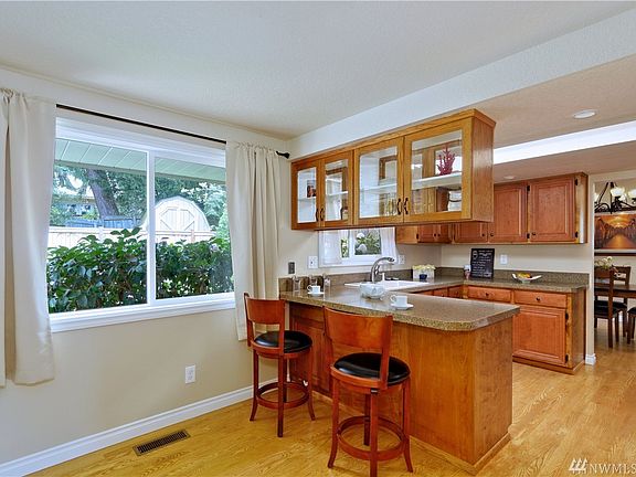 3rd image of 4044 NE 204th St