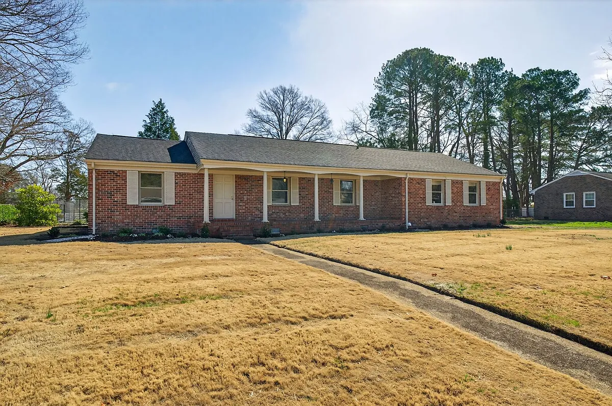 Building Photo - 2305 Lakewood Ln