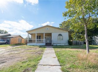 1011 Porter St, Taylor, TX 76574