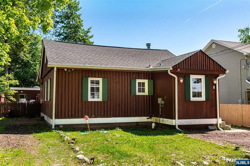 2 bed, 1.0 bath, $2,850 — Photo 1