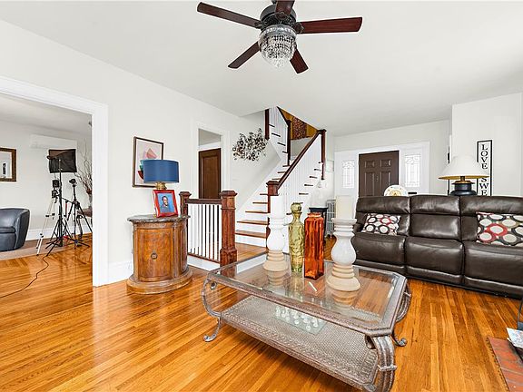 3rd image of 2055 Ferry St