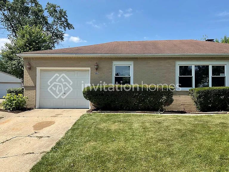 325 Glendale Ln — Photo 1