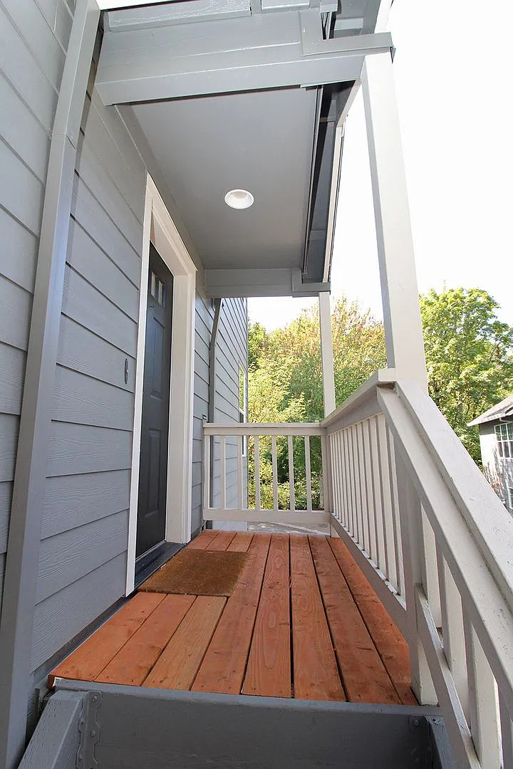 Contemporary 2 Bed/2 Bath NW Portland Heights Home — Photo 3