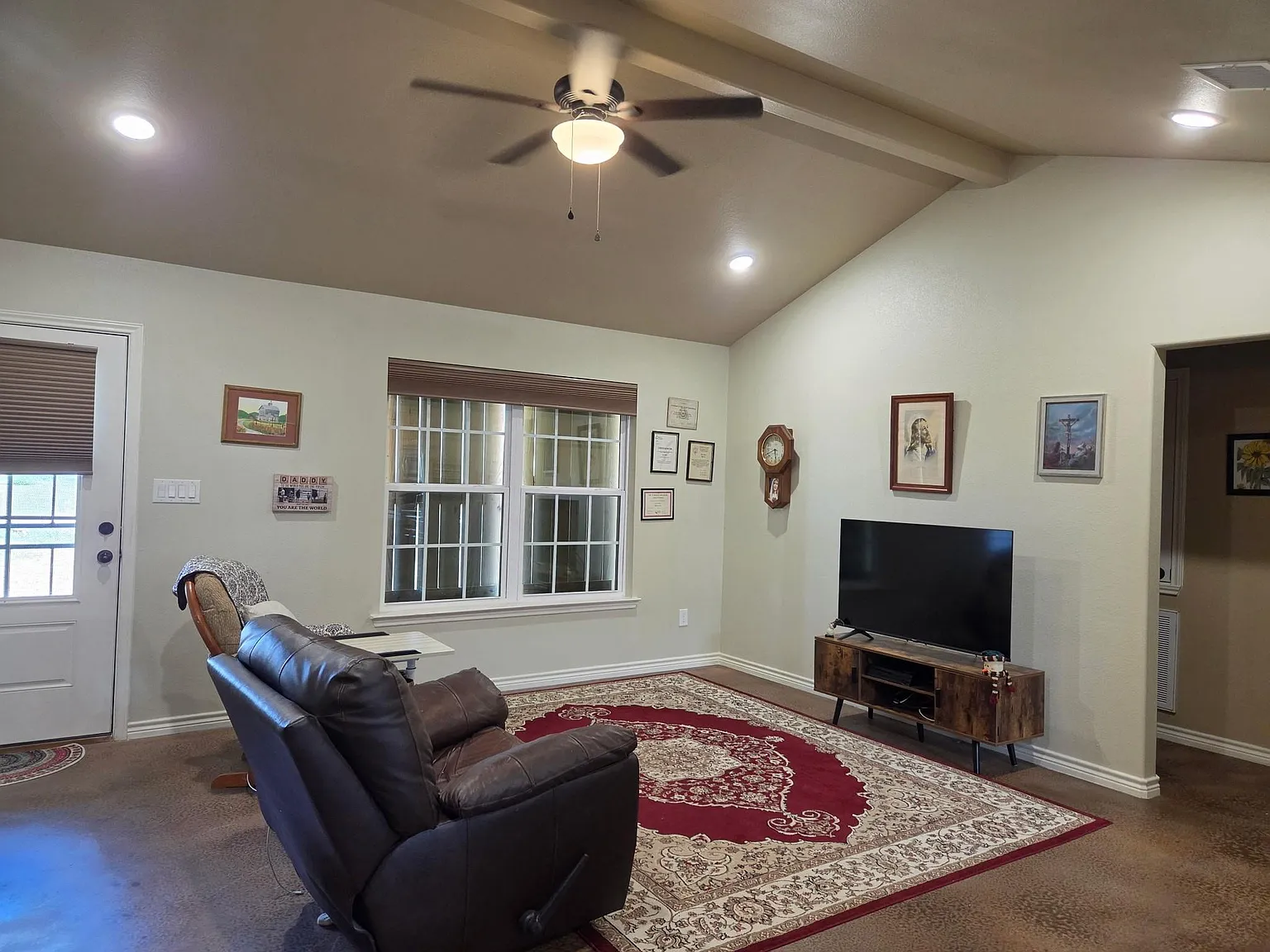 3 bed, 2.0 bath, 1372 sqft, $2,000 — Photo 2