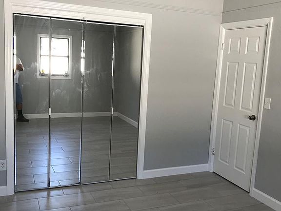 3rd image of 4989 Venetian Blvd NE